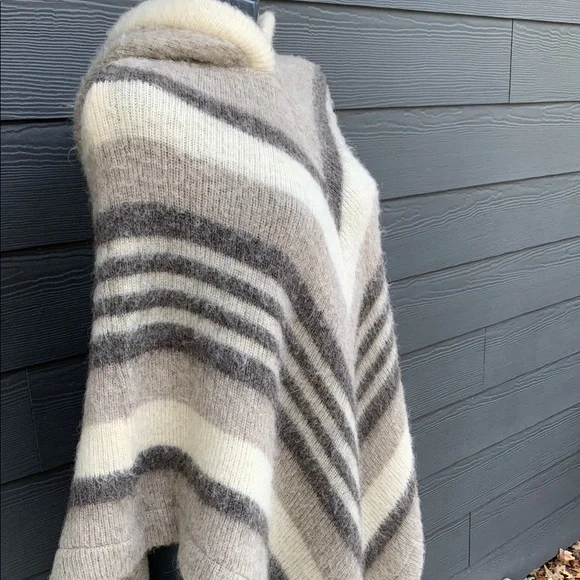 Vintage Hilda Ltd Hooled Poncho - Fuzzy Wool Statement Piece - Picture 5 of 13